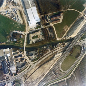 842663 Luchtfoto van een gedeelte van de Kromme Rijn (centraal), bij de op- en afritten van rijksweg A12 te Bunnik, ...